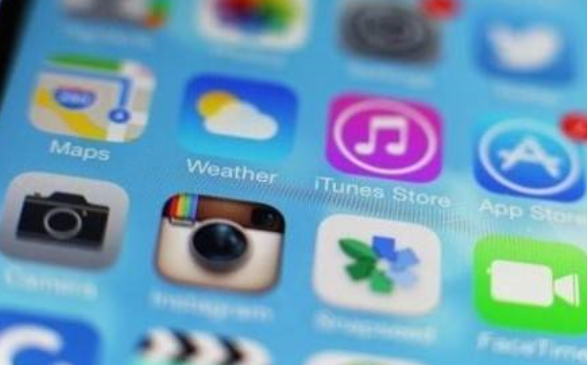  市面上有很多APP應(yīng)用軟件，包括成都未來久APP開發(fā)公司開發(fā)出來的APP，不是每個(gè)APP應(yīng)用軟件都是成功的，有些生命周期很短，那是因?yàn)锳PP開發(fā)和運(yùn)營(yíng)過程中有過多失誤。一個(gè)APP應(yīng)用軟件是否是成功的，主要是由下面三個(gè)方面來決定： 一、APP應(yīng)用軟件的定位 APP應(yīng)用軟件的定位是后期推廣成敗的關(guān)鍵。沒有用戶需求的app應(yīng)用軟件等于廢品。應(yīng)用軟件對(duì)部分用戶的需求能很好的契合。當(dāng)然，定位不要像BAT之類的行業(yè)巨頭看齊，那樣，你是自找滅亡。就連騰訊拍拍網(wǎng)都干不過阿里淘寶網(wǎng)，你就別以卵擊石，瞎折騰了。 app軟件應(yīng)用軟件的質(zhì)量是用戶留存的有力保障。一個(gè)經(jīng)常莫名其妙閃退的app應(yīng)用，用戶留你干嘛？一個(gè)UI/UE體驗(yàn)差的應(yīng)用，用戶留你占內(nèi)存？多花點(diǎn)心思在應(yīng)用軟件本身上，不要給應(yīng)用軟件留BUG。 功能的確認(rèn)是應(yīng)用軟件開發(fā)的前提。功能有主次，主功能的策劃與應(yīng)用軟件的定位密不可分，次要功能就是對(duì)主功能的擴(kuò)展與延伸。比如，你是有個(gè)做電子商務(wù)的平臺(tái)，功能主次就就很明確了，提供物流快遞查詢就是次要功能。 二、APP應(yīng)用軟件的設(shè)計(jì)與開發(fā) app設(shè)計(jì)和開發(fā)是相互配合工作運(yùn)行。眾多市場(chǎng)首發(fā)、自薦、專題都要求應(yīng)用軟件應(yīng)用界面交互體驗(yàn)優(yōu)秀、用戶體驗(yàn)優(yōu)秀、app應(yīng)用內(nèi)容優(yōu)秀，充實(shí)。這些要求與app設(shè)計(jì)程序的關(guān)系密不可分。 不要過多的催促程序員出應(yīng)用軟件，避免短時(shí)間開發(fā)出來的應(yīng)用軟件BUG過多，也同時(shí)避免設(shè)計(jì)程序的負(fù)情緒增長(zhǎng)。同事間關(guān)系的和睦也是創(chuàng)造好應(yīng)用軟件的襁褓。 三、運(yùn)營(yíng)與推廣 一直以來有種說法成都未來久科技有限公司挺不支持的：運(yùn)營(yíng)推廣不分家。一個(gè)人同時(shí)兼具運(yùn)營(yíng)與推廣兩份職業(yè)，之所以你兼具雙重職位是以為你處于小白階段，感覺自己什么都能做，事實(shí)卻是什么都沒做好。你不是運(yùn)營(yíng)，是Ctrl+C；你不是推廣，是廣告君。問題不大，每個(gè)運(yùn)營(yíng)都經(jīng)歷這個(gè)過程?？邕^去，你就是運(yùn)營(yíng)；跨不過去，工作就是煎熬。只能說運(yùn)營(yíng)的水深著呢！ 成都未來久科技有限公司提醒，app軟件應(yīng)用軟件的優(yōu)劣，不只是在運(yùn)營(yíng)手中。應(yīng)用軟件的成功，在于整個(gè)團(tuán)隊(duì)，用戶也不是瞎子，有自己的辨別功能，認(rèn)真做好的自己的app應(yīng)用應(yīng)用軟件，才是持續(xù)發(fā)展之路。